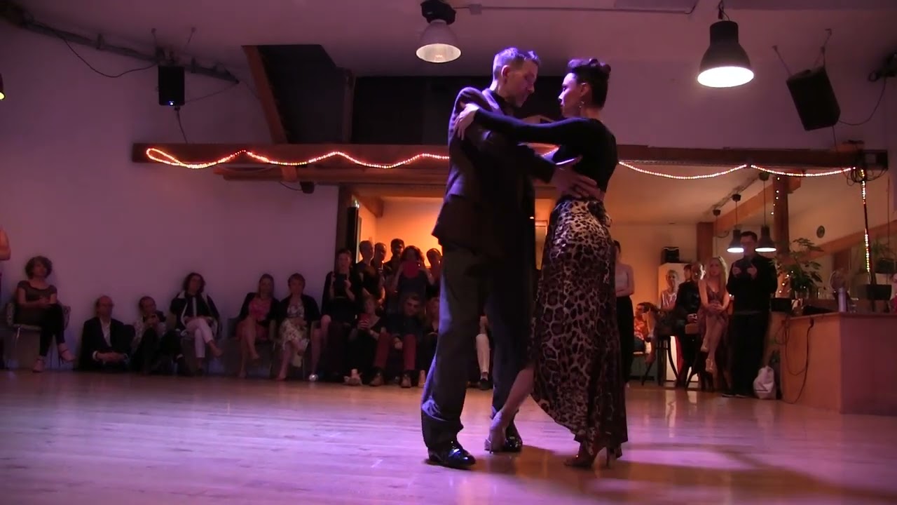 Michael Nadtochi et Elvira Lambo dansent sur le Tango Androgyne