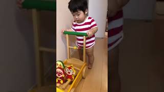 （赤ちゃん）カタカタ押し車で初めて遊んだ０歳児