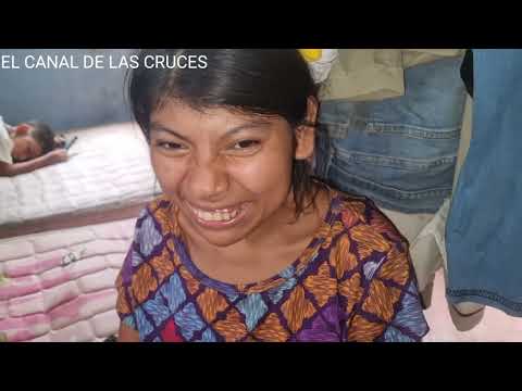 Vicenta nos enseña como cocina. Aqui no hay ni agua. Vicenta lucha sola. "Las madrinas" la dejaron