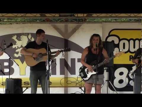 Ilon Leichtová (bluegrass) "V BÁRU"  5.7.2012 amatervideo Vašek Skořepa CŠV