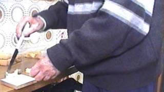 גיליוטינה לחיתוך עוגיות מקלות (ידידנו היקר משה רצון ז"ל) - התמונה מוצגת ישירות מתוך אתר האינטרנט יוטיוב. זכויות היוצרים בתמונה שייכות ליוצרה. קישור קרדיט למקור התוכן נמצא בתוך דף הסרטון