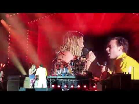 Foo Fighters - Fan on stage - Under Pressure (Queen cover) - live Leeds Festival 2019