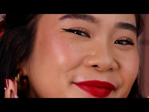 Skarp eyelinerlinje og perfekt røde lepper, kan det bli bedre? Her viser makeupartist Isabella hvordan du skaper The KICKS-mas Classic, en makeuplook som passer perfekt til årets festsesong.