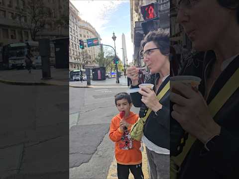 Gino Mamá por calle Suipacha y Diagonal Norte comiendo helados Buenos Aires 26/9/26