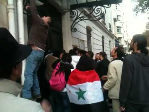 باريس: (فيديو) رفع علم الاستقلال على مبنى المركزالثقافي السوري