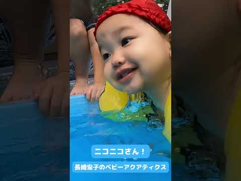 piscine-extérieure-encastrée-mobilier-lounge-résine-tressée-parasol