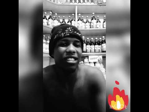 Manuel la fama vestido de blanco