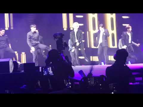 180406 SM Town World Tour in Dubai (Exo* Shinee* Super Junior) fan cam