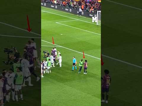 Bellingham y Adeyemi tienen que ser separados al final del #Clásico… pero acaban dándose un abrazo