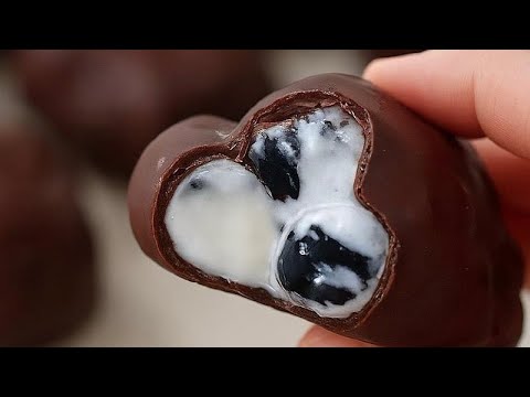 Healthy dessert idea: Blueberry cloud. 5-minute indulgence: yogurt, chocolate and blueberries.