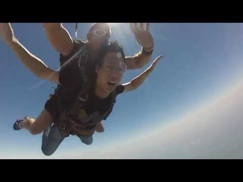 Skydiving by Elvis ! 溫嵐的信心飛躍 !