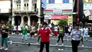 preview picture of video '【印尼行记】宝珠在日惹街头跳健身舞   (3/2010)'