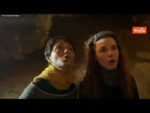 Frida Bollani e Petra Magoni cantano la sigla di Super Quark nella grotta di Su Marmuri