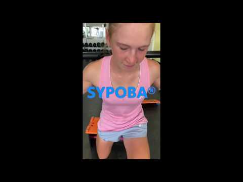 Céline trainiert mit Sypoba auf der Slackline