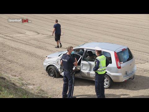 Auto bei Verkehrsunfall auf Eferdinger Straße bei Waizenkirchen über Böschung überschlagen