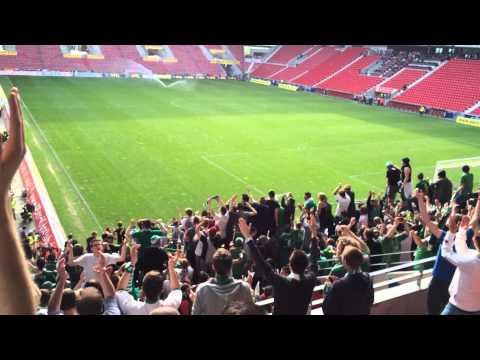 Werder Fans feiern Mannschaft 60 min nach Abpfiff in Mainz 12.04.14