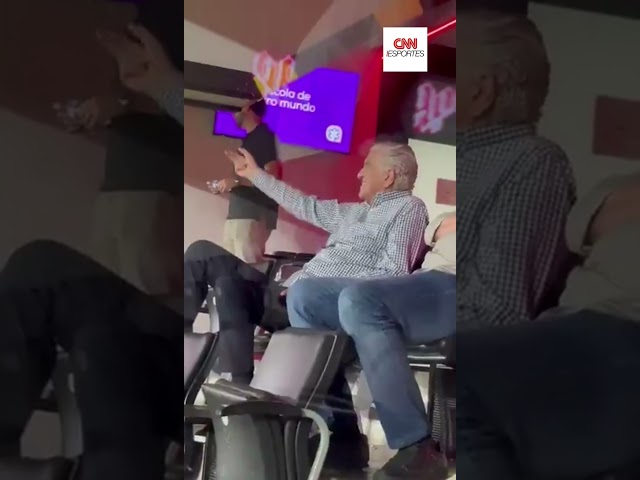 Athletico-PR: Petraglia mostra dedo para torcedores na Ligga Arena #Shorts