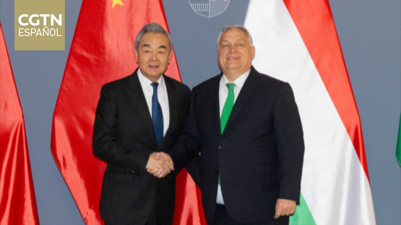 Wang Yi se reúne con el primer ministro y el canciller húngaros