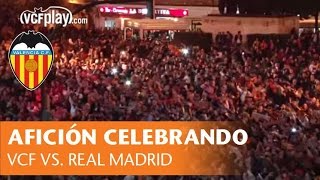 preview picture of video 'Miles de aficionados celebran la victoria del Valencia CF ante el Real Madrid'