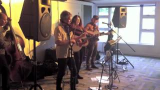 Caroline Doctorow & The Steamrollers perform  Little Rabbit