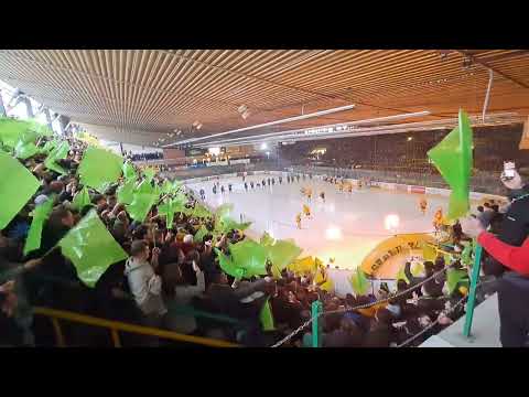 VHK Robe Vsetín. Nástup a hymna při 1. finále proti Zlínu