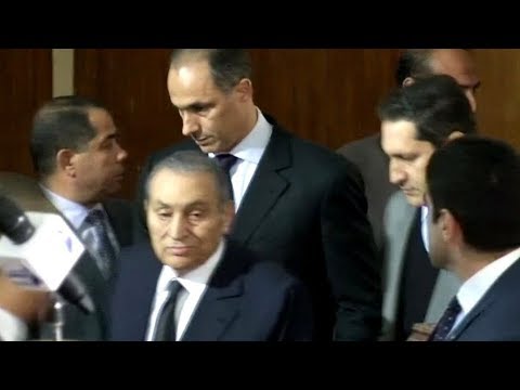 بالفيديو لحظة دخول مبارك قاعة المحكمة