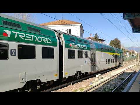 La partenza del TAF 215 di Trenord alla stazione di Fino Mornasco