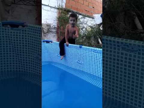 Niño cae al agua y se ahoga