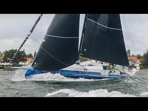 Extreme numbers: 30 feet. 1,6t. 50% ballast. Extreme speed: AEOLOS P30.