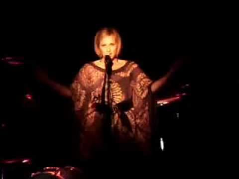 Geneviève Charest - Performance live à Paris