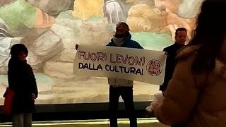 Mantova, la protesta delle attiviste anti zootecnia a Palazzo Te: lanciano farina e banconote finte