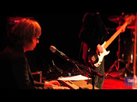The Jayhawks - "She Walks In So Many Ways" (eTown webisode 176)