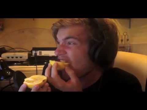 レモンを食べながらレスミスを歌うピューディパイ (Pewdiepie sings Les Mis while eating a lemon)