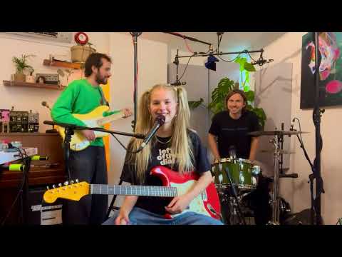 Maddie Ashman – Amber (jam)