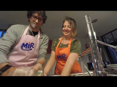 Sarah et Fabien font la vaisselle au Mir Restaurant 2