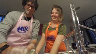Sarah et Fabien font la vaisselle au Mir Restaurant 2