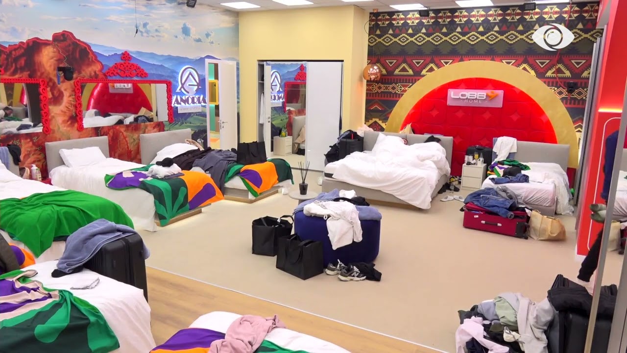 Bardhi masazhon Sarën në krevat, Romeo i shokuar