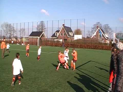 7 maart 2010 De Meern F13 - Montfoort F1 5-4 druk wordt opgevoerd, Robin op de lat