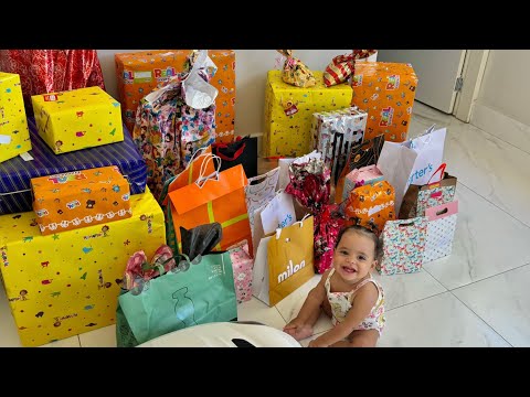 ABRINDO OS PRESENTES DE ANIVERSÁRIO DA HELENA