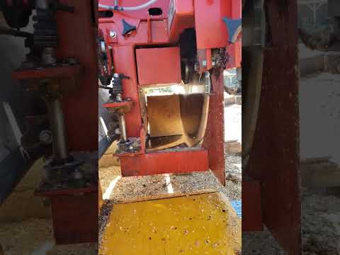 Mahoe Minimax sawing an 8x10 #sawmill #sawmilling #timber #timberframe