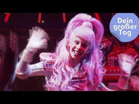 Roller skates on! Let's go on stage! - Johanna at Starlight Express | Your Big Day