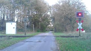 preview picture of video 'Großenkneten Unbeschrankter Bahnübergang 09.11.2013'
