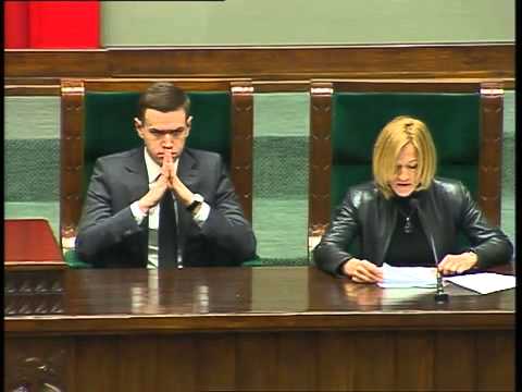 Iwona Guzowska informuje o posiedzeniach komisji i wystawie