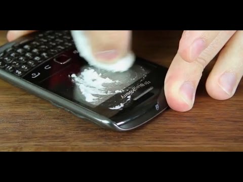 Er mixt Wasser mit Backpulver. Was das mit deinem Handy macht ...