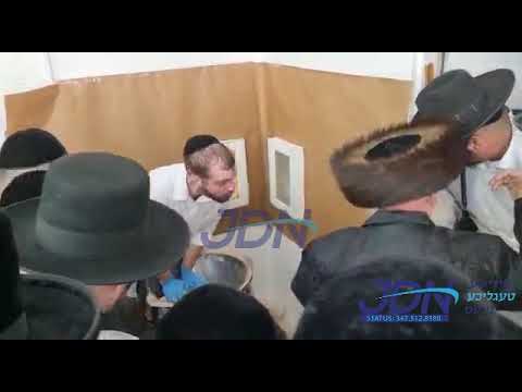 Makave Rebbe baking Matzah Erev Pesach 5782
