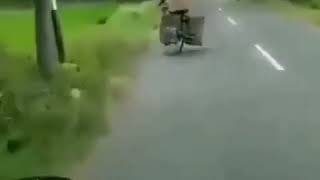 Download lagu Kakek kakek oleng naik sepedah 😅 mp3 Download lagu Kakek kakek oleng naik sepedah 😅 mp3