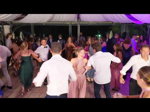 Il momento dei balli di gruppo al matrimonio. Il ballo del qua qua.