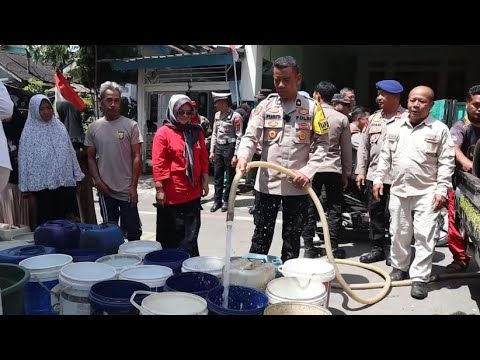 GIAT JUMAT CURHAT POLRES PEMALANG BERI BANTUAN AIR BERSIH KE WARGA