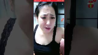 ライブ配信　薄着で食事をするだけで胸チラ　谷間が拝める時代