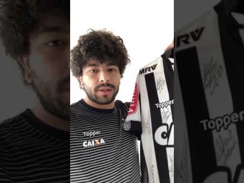 Luan, do Atlético Mineiro, doa camisa para ajudar homem a comprar próteses